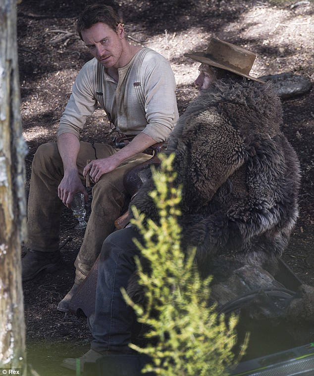 article-2487823-1934332A00000578-472_634x760